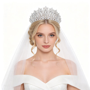 Corona de Reina de Lujo Vintage con Flores de Mariposa y Circones Dorados de Alta Calidad, Tiara de Princesa para Promoción, Aniversario, Accesorios para el Cabello - Product Image 1