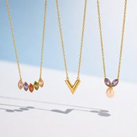 Pendentifs délicats et élégants en acier inoxydable plaqué or 18 carats, multi-styles, incrustés de cristaux colorés et de perles naturelles, chaîne statement en forme de V