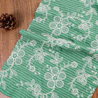 Tissu en polyester rayé avec broderie florale, élégant tissu en dentelle à fleurs blanches pour robe d'été, chemisier et décoration intérieure pour femmes