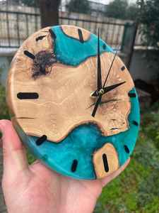 Horloge murale en résine et bois artisanale, conçue pour rehausser la décoration intérieure avec des motifs élégants et un art unique - Product Image 2