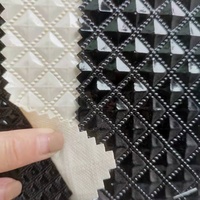 Tissu en similicuir matelassé brodé sur mesure avec doublure en éponge imperméable pour tapis de sol de voiture, coussins de siège de moto, canapé et chaise