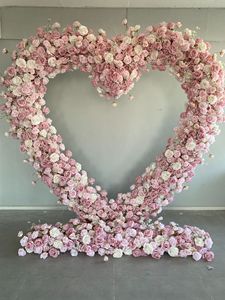 Arco di fiori a forma di cuore rosso arredo esterno in piedi rosa con arco di nozze sullo sfondo per eventi di san valentino - Product Image 5