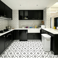 Ensemble d'armoires de cuisine noires mates avec panneaux Shaker et portes vitrées, comptoir et îlot en marbre blanc, design moderne et luxueux