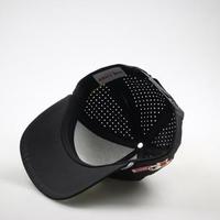 Casquette de baseball en nylon personnalisée à 5 panneaux avec logo en patch de caoutchouc imprimé, résistante à l'eau, perforée au laser, style trucker