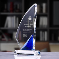 Gravure personnalisée bleu jaune cristal voilier forme trophée