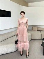 Robe plissée Miyake en gros - Robe de bureau élégante à col en V, manches courtes, ourlet à volants superposés en maille et ceinture à la taille