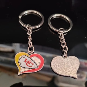 Llavero de Metal con Forma de Corazón Esmaltado del Equipo de Fútbol Americano <span class=keywords><strong>NFL</strong></span> Kansas City Chiefs, Recuerdo de Comercio Exterior, Venta al por Mayor Directa del Fabricante - Product Image 1