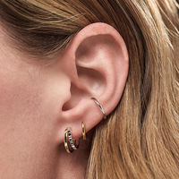 Boucles d'oreilles Huggie Gemnel à texture contrastée bicolore, design en métal mélangé poli et côtelé