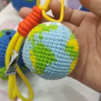 Vente en gros : Amigurumi Terre au crochet fait main, Cadeau Fête de la Terre, Peluche Sauvez la planète, Décoration de bureau énergie positive, Porte-clés globe