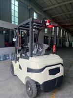 Chariot élévateur à quatre roues avec fourches avant, batterie lithium-ion, déplaceur latéral hydraulique, pneus pleins pour la manutention de marchandises industrielles