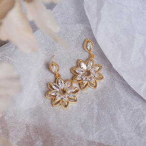 Boucles d'oreilles pendantes Lola plaquées or avec fleurs en cristal pour femme, bijoux de luxe pour soirée, serties de strass - Product Image 4