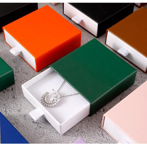 Boîte d'emballage de bijoux coulissante bicolore personnalisée en papier cartonné, couleurs violet Pantone, blanc et rose - Product Image 2