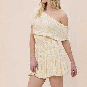 Robe courte plissée à la taille, à épaules dénudées, à imprimé plage, conçue par le fabricant, robe courte fluide en rayonne personnalisée - Product Image 2