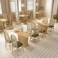 Ensemble table et chaises en rotin et bois massif sur mesure pour restaurant à thème, style sud-est asiatique, avec banquette de restaurant occidental
