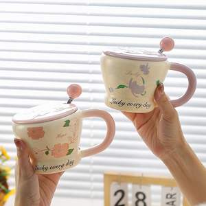 Ensemble de tasses en céramique à motifs floraux pastel - "Lucky Every Day" - Tasses à café et à thé avec couvercles et cuillères - Product Image 1