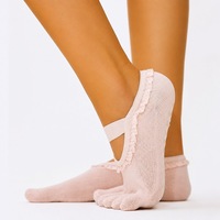 Chaussettes de yoga et de Pilates personnalisées OEM pour jeunes femmes, à volants, antidérapantes, à cinq doigts, avec grip sur toute la semelle, sangle de maintien de la voûte plantaire, en coton respirant, style Balletcore
