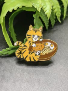 En gros Pin's de revers chat en émail plaqué or avec impression sérigraphiée à paillettes - Product Image 1