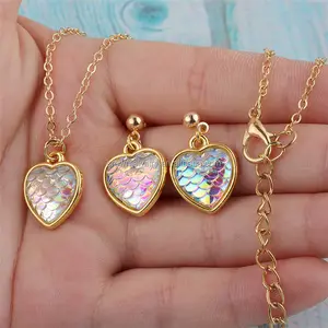 Donne calde di vendita di oro in lega di zinco dei monili multi colorato a forma di cuore mermaid scala di pesci orecchini collana set