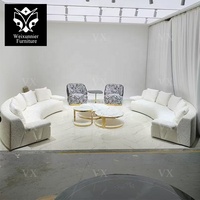 Modernes High-End-Sofa garnitur aus gebogenem Samt mit leichtem Luxus und Mondform für die runde Couch aus Stoff für Zuhause oder Villa