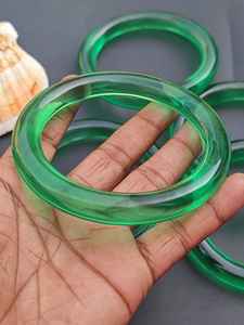 Bracelets en résine colorés de créateur pour femmes avec motifs faits à la main, forme élégante, construction durable - Product Image 3