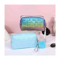 Pochette cosmétique holographique laser personnalisée avec logo, brillante et irisée, avec pompon en fourrure, pour femmes, pour le voyage et le rangement