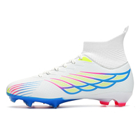 Chaussures de football tendance à imprimé dégradé, tige en PU, logo personnalisé directement de l'usine, bottes de football montantes avec chaussette intégrée, vente en gros pour garçons