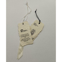 Étiquettes volantes en papier faites à la main avec design à bords déchirés irréguliers pour les marques de vêtements vintage et bio