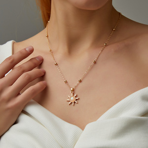 Squisita Collana con Pendente a Girasole in Opale per Donne, Gioiello di Moda che Esalta il Temperamento ed è Esteticamente Gradevole - Product Image 1