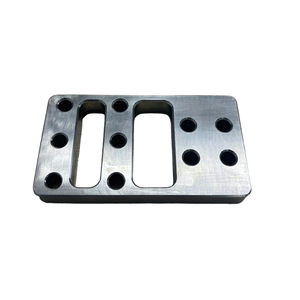 Composants d'usinage CNC de précision Plaque de support avec fentes rectangulaires et trous fraisés à contre-emboutissage Faible MOQ - Product Image 1