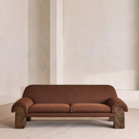 Canapé en tissu terracotta de designer italien, accoudoirs courbes, 3 places, pieds en bois marbré, meubles de salon pour maison, villa, hôtel