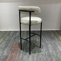 Chaise haute de bar de style moderne, élégante, en tissu avec pieds en métal noir, vente en gros pour la maison, les bars, les centres commerciaux et les hôtels
