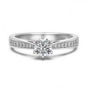 Bague d'éternité Dylam au design classique, en argent sterling 925, avec pierre principale en moissanite 0,5 carat D VV1, pour mariage et fiançailles - Product Image 1