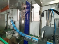 Ligne de remplissage automatique d'huile lubrifiante à moteur électrique haute efficacité contrôlée par PLC pour bouteilles en plastique