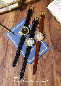 Reloj de cuarzo con correa de cuero negro y números romanos en tono dorado para mujer - Product Image 5