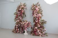 Ensemble de piliers floraux artificiels rose poudré et bordeaux, arrangement de roses blush et herbes séchées en soie pour mariage et Saint-Valentin