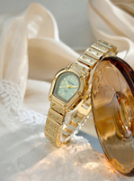 Montre pour femme élégante et unique avec cadran tête de serpent PRO22