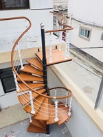 Escalier intérieur moderne en acier galvanisé anticorrosion avec balustrade incurvée en verre et marches en marbre pour villas