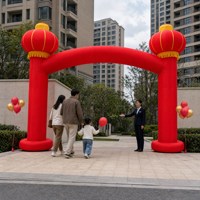 Structure gonflable en forme de colonne et d'arche triomphale pour l'entrée de sites commerciaux et de festivals, idéale pour les cérémonies de lancement et les expositions