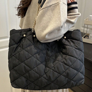 <span class=keywords><strong>Sac</strong></span> fourre-tout matelassé <span class=keywords><strong>noir</strong></span> pour femme, grande capacité, imperméable, léger, en nylon, <span class=keywords><strong>sac</strong></span> à <span class=keywords><strong>bandoulière</strong></span> avec chaîne <span class=keywords><strong>dorée</strong></span> - Product Image 5