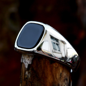 SS8-1055R 2023 Nouveau Design Bague en Acier Inoxydable Poli Miroir pour Hommes Bague en Pierre d'Agate Noire Bijou de Mode avec Pierre Carrée - Product Image 3