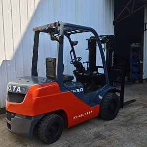 Chariot élévateur diesel Toyota d'occasion de 3 tonnes en excellent état de marche pour les solutions de manutention industrielle - Product Image 2