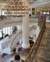 YUSHI Anpassbare Naturstein-Treppenstufen Luxus treppe aus weißem Marmor für das Villa Hotel im europäischen Stil