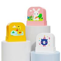Vente en gros Intoss YZ008 Tampon nominatif en plastique au design de dessin animé mignon en forme de poupée, logo personnalisé, pour vêtements d'enfants, éponge photosensible