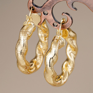 Orecchini a Cerchio in Oro E4442 Unisex, Gioielli Raffinati di Tendenza per Uso Quotidiano - Product Image 5