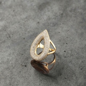 Bague Statement Ronde Creuse en Cuivre Plaqué Or, Entièrement Pavée de Zircone Cubique, Large Bande Vintage, pour Cocktail et Soirée, Tendance - Product Image 3