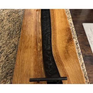Piatti e piatti in stile fiume salumi in resina epossidica nera in rovere - Product Image 2