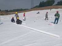 Tissu géotextile non tissé en PET pour la construction routière industrielle, filtre de drainage, résistant à la déchirure, écologique, anti-âge, pour sols, durée de vie supérieure à 5 ans