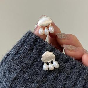 Boucles d'oreilles pendantes en argent pur S925 Yunyan Chengyu pour femmes, perle d'eau douce naturelle, petites gouttes de pluie en forme de nuage, artisanat brossé - Product Image 4