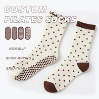 Chaussettes de Pilates personnalisées à semelle intégrale antidérapante, en coton respirant, avec logo sur le dessous, échantillons gratuits pour les fournitures de studio de Pilates de luxe