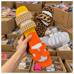 Sandalias Planas de Plástico Casuales de Verano para Mujer con Pedrería, Perlas, Cadena, Pelo y Estampado de Leopardo en Varios Colores - Product Image 4